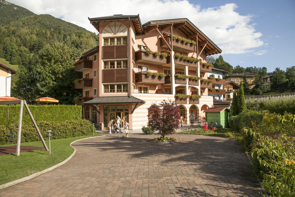 Family Hotel Adriana Bezzecca Esterno foto