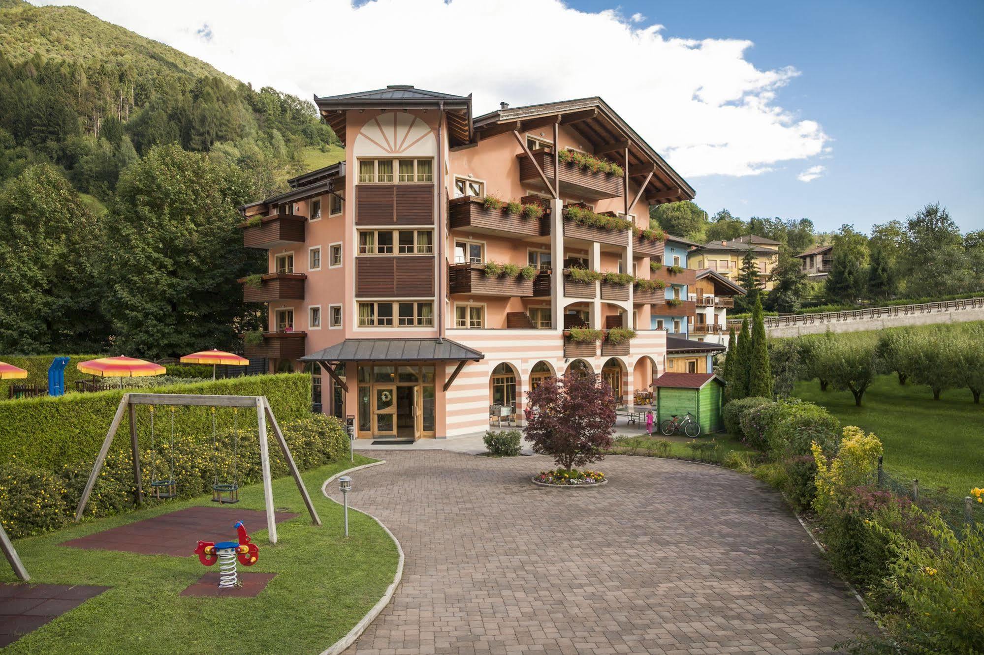 Family Hotel Adriana Bezzecca Esterno foto